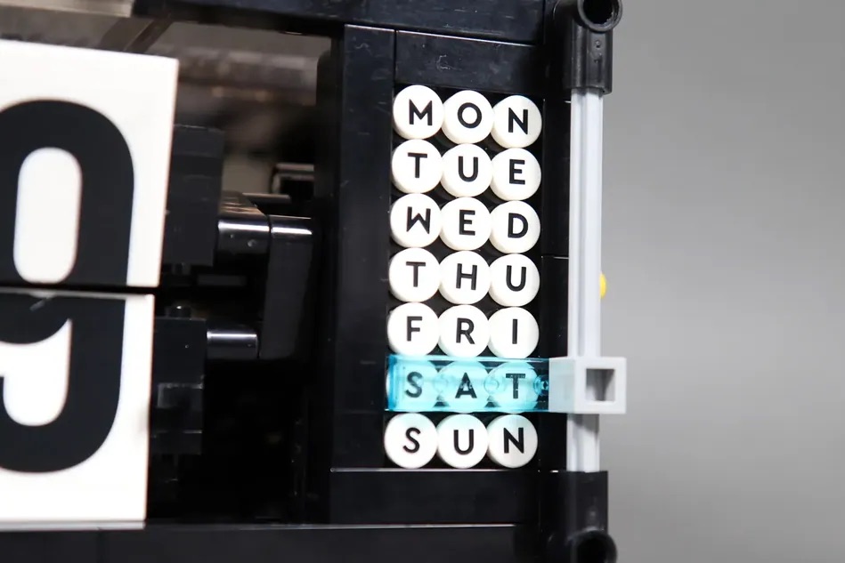 LEGO Ideas Mechanical Flip Calendar 4