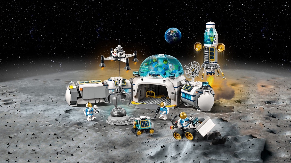 LEGO CITY takes to the stars in 2022 with lunar base and rocket