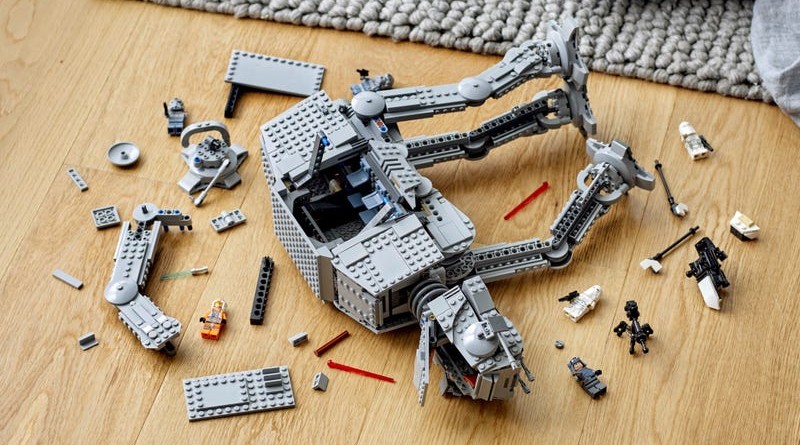 75288 AT AT LEGO Star Wars fallen over