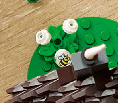 LEGO Icons 10332 medieval town square bee