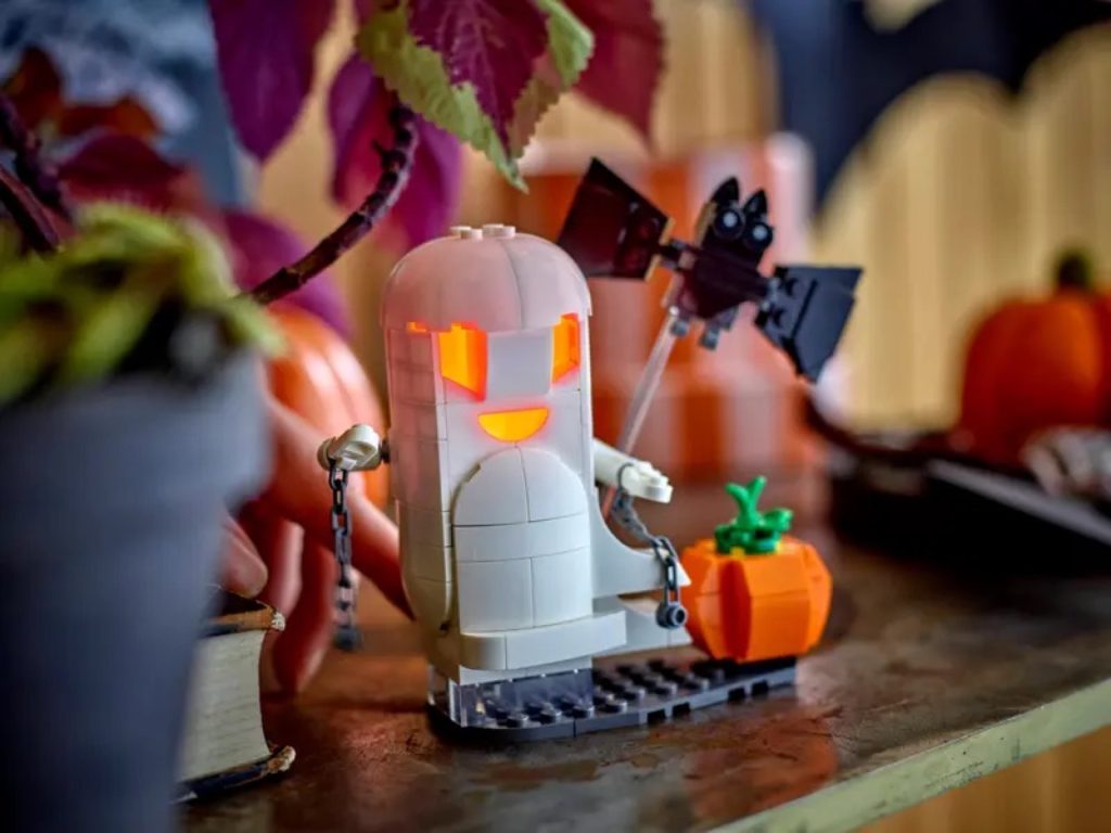 LEGO Creator 40772 Celebration Series Luminous Ghost Lifestyle 2 1024x768