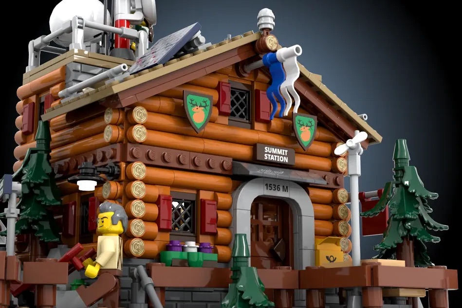 LEGO Ideas Summit Station 8