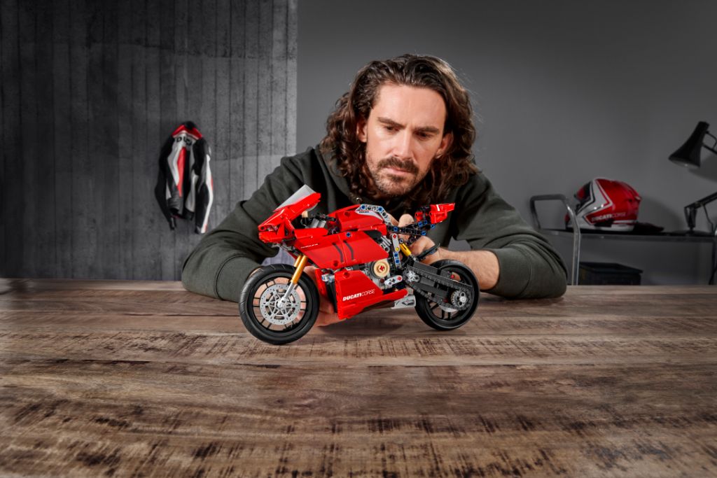 LEGO Technic 42107 Ducati Panigale V4 R 11