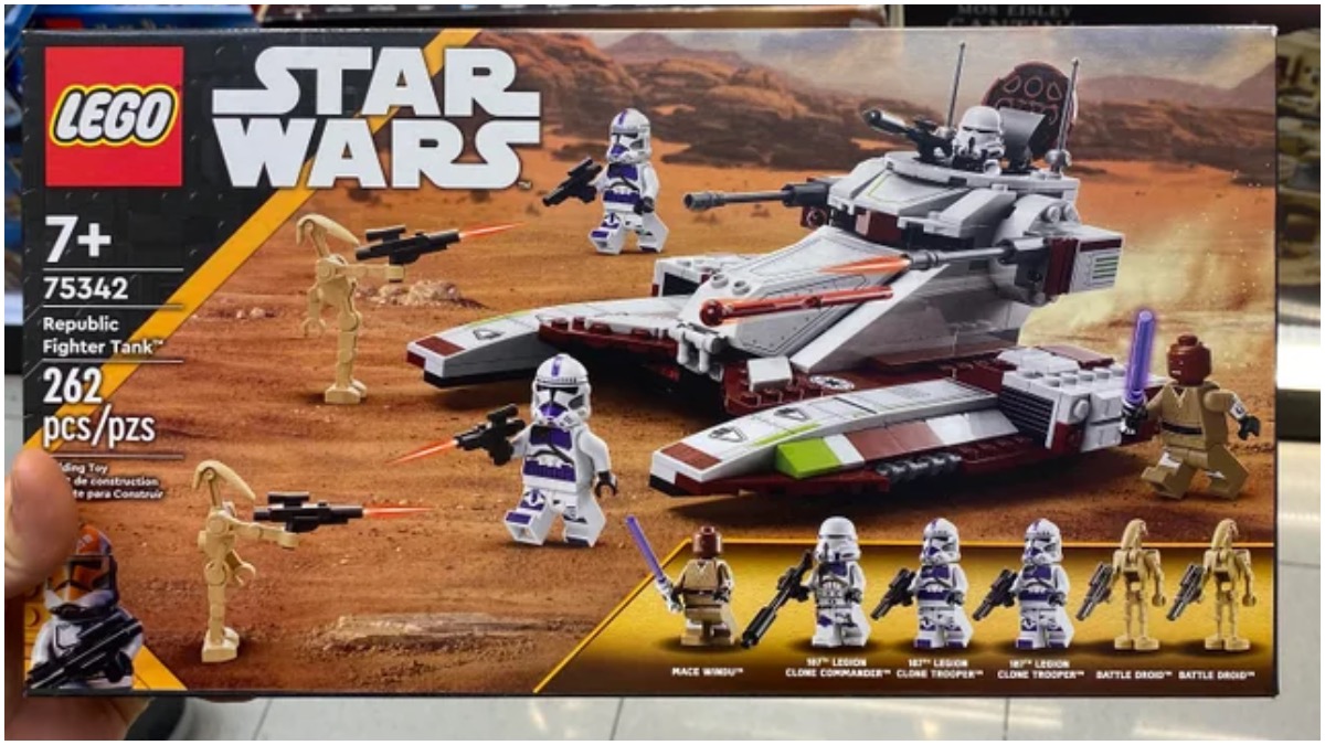 No, the new Mace Windu LEGO Star Wars minifigure doesn't have dual-moulded arms