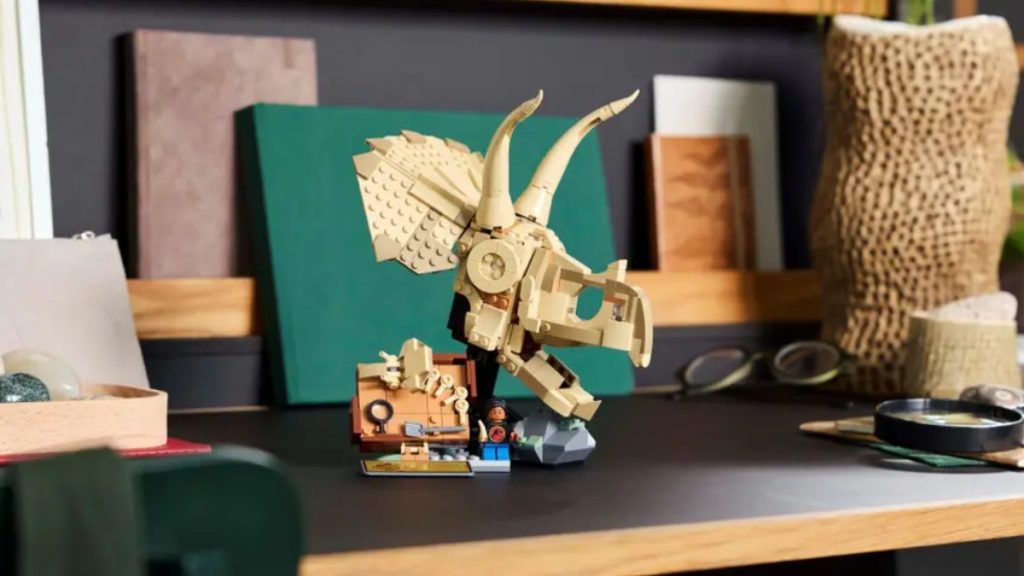 lego jurassic world 76969 Dinosaur Fossils Triceratops Skull lifestyle featured