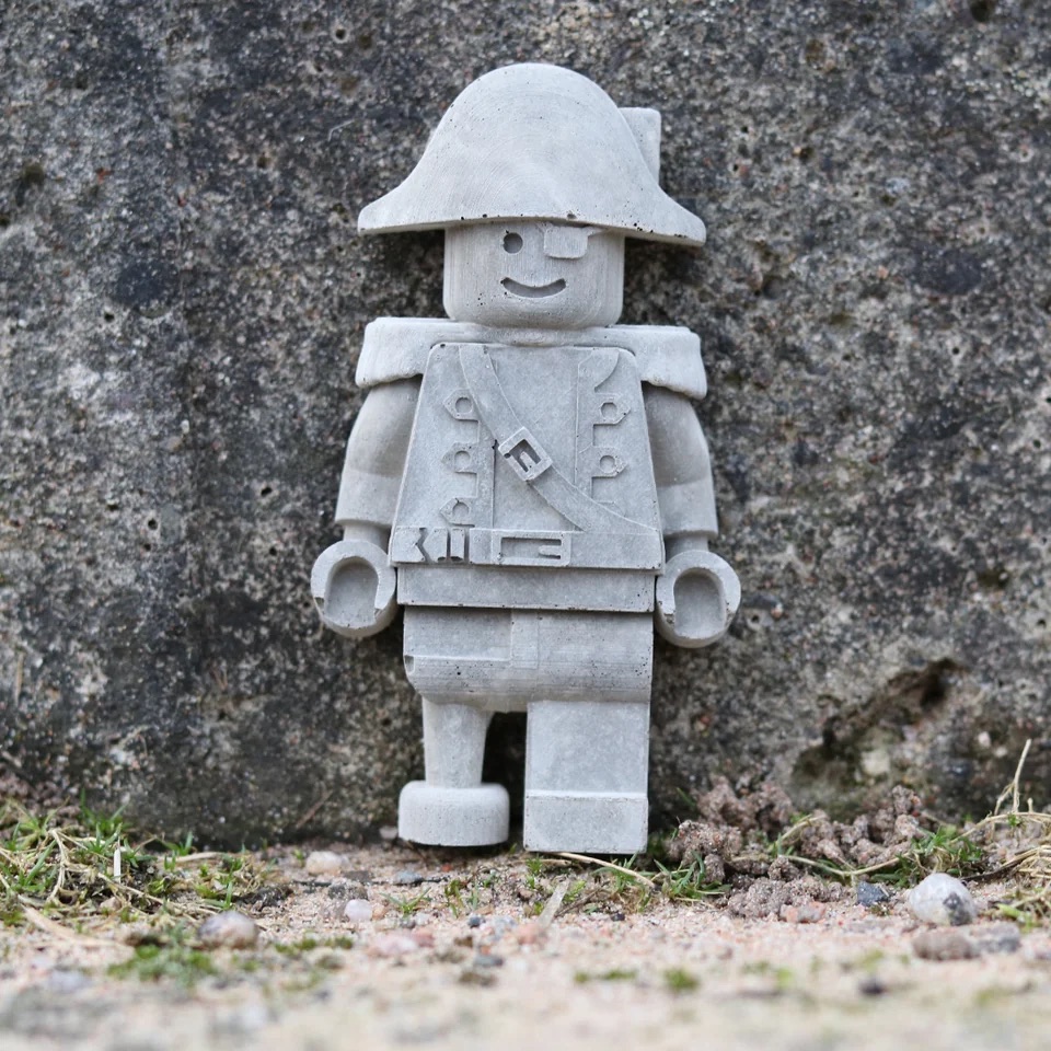 TheSketchyMaker LEGO concrete minifigures 3