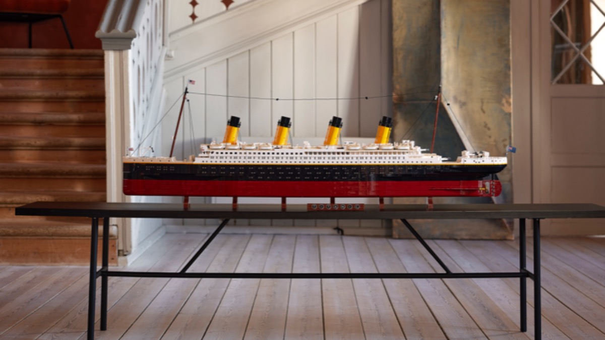 Yes, the LEGO Titanic can technically break in half