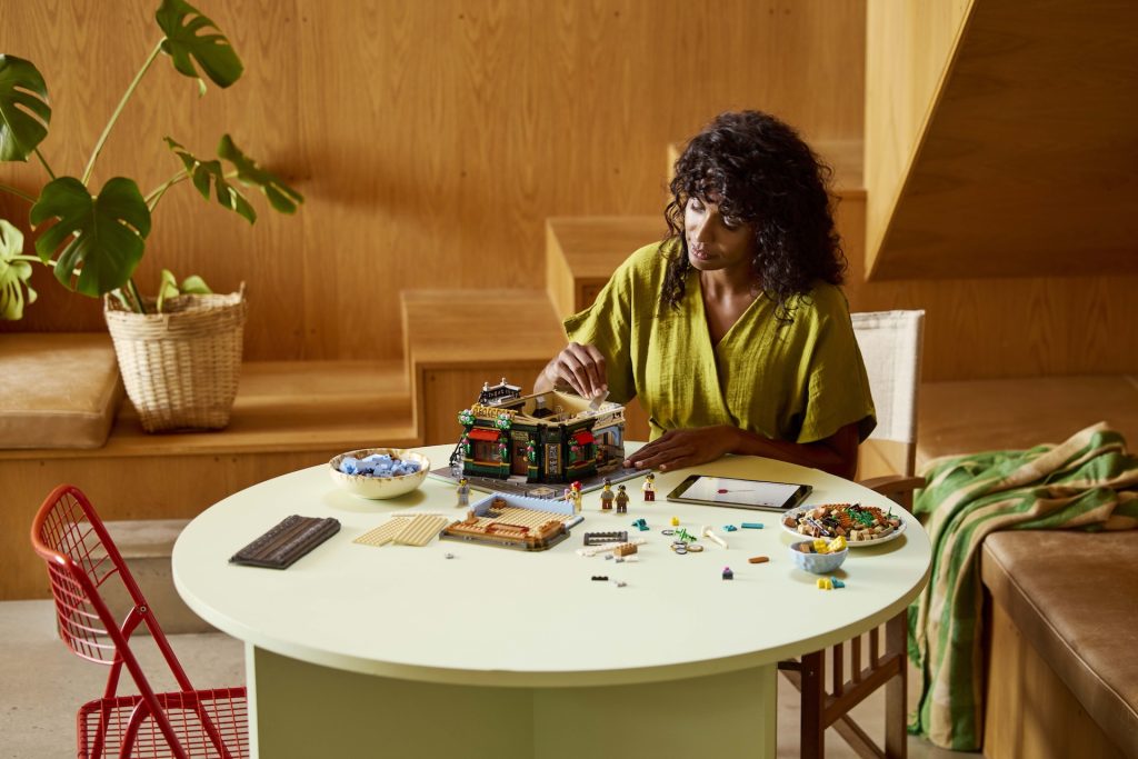 LEGO Icons 10350 Tudor Corner 16 1024x683