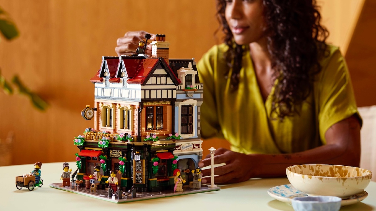 The history of LEGO Icons 10350 Tudor Corner is rooted in the deep past of LEGO Castle