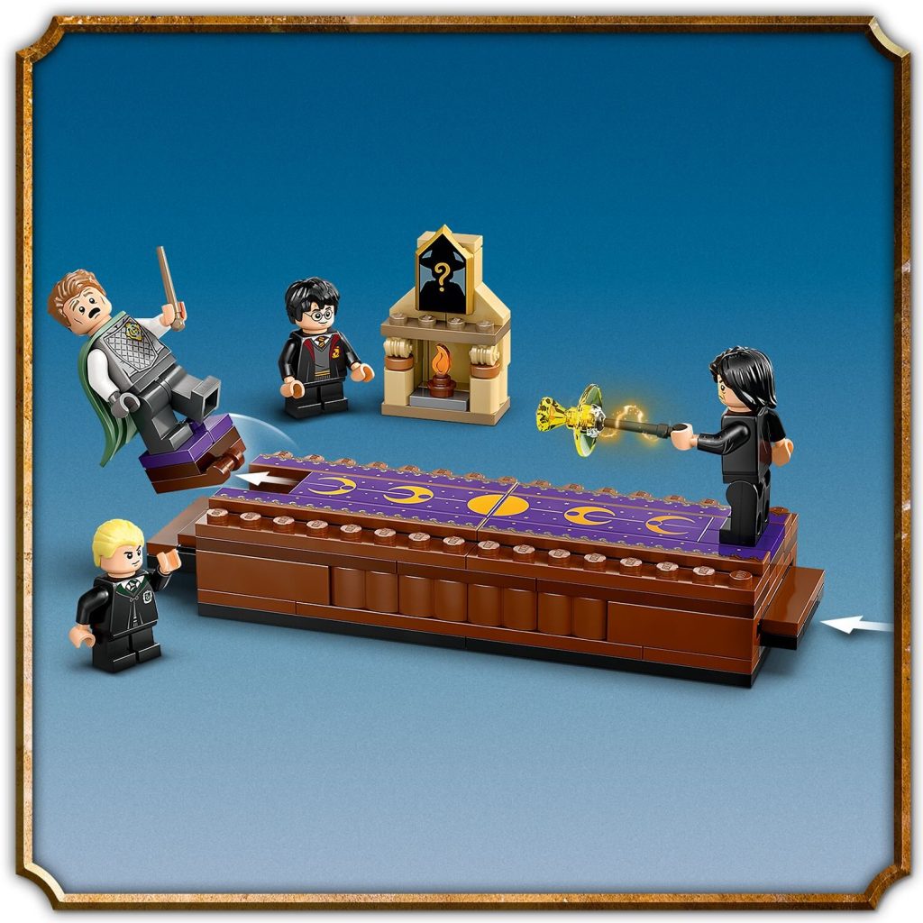 LEGO 76441 Harry Potter Zamek Hogwart Klub pojedynkow opakowanie lifestyle 1024x1024