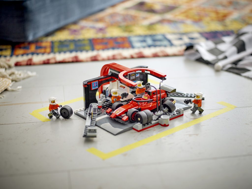 LEGO City 60443 F1 Pit Stop Pit Crew with Ferrari Car 3 1024x768