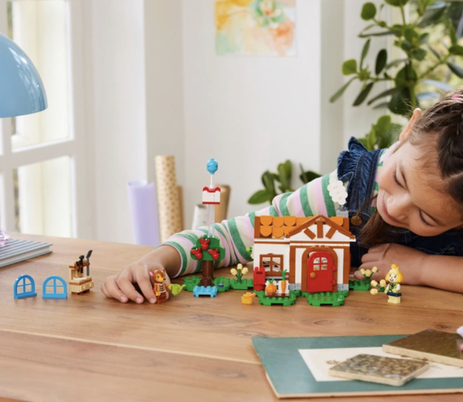 LEGO Animal Crossing 77049 Isabelles House Visit Lifestyle 2