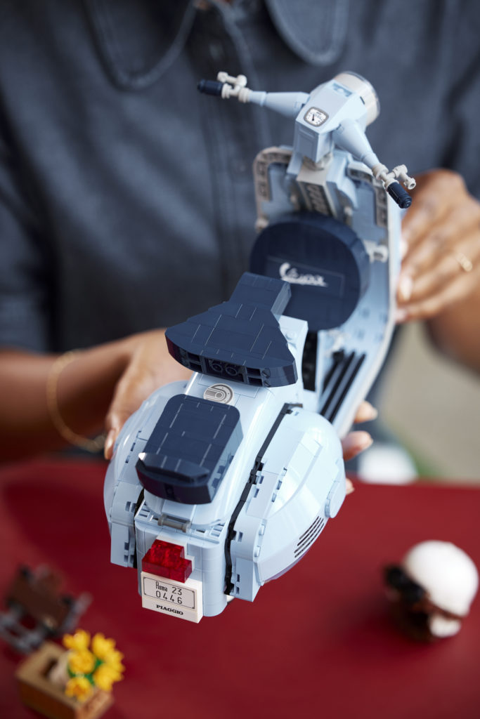 LEGO Creator Expert 10298 Vespa 125 scooter 14