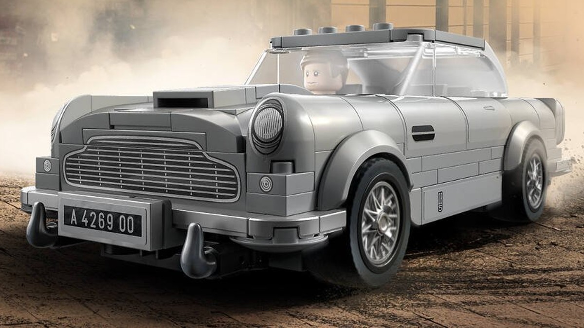 LEGO Speed Champions 007 set includes multiple licence plates