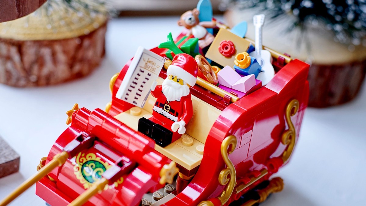 The Seasonal 43 year history of Santa's LEGO sleighs