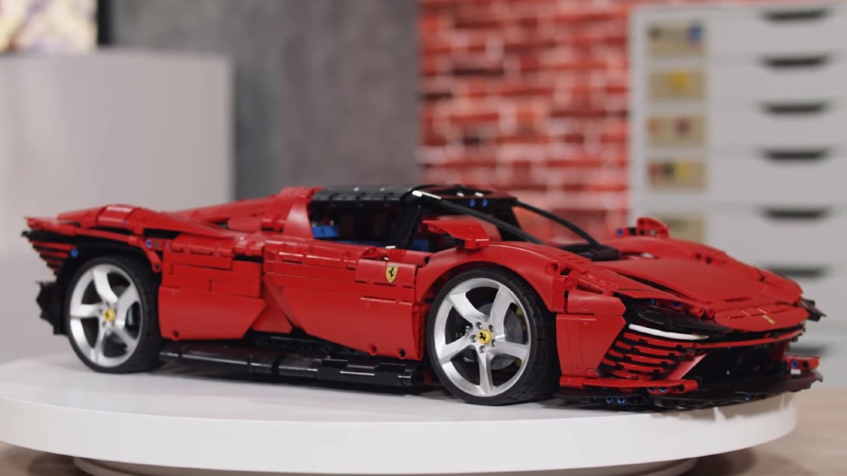 LEGO Technic 42143 Ferrari Daytona SP3 designer video released