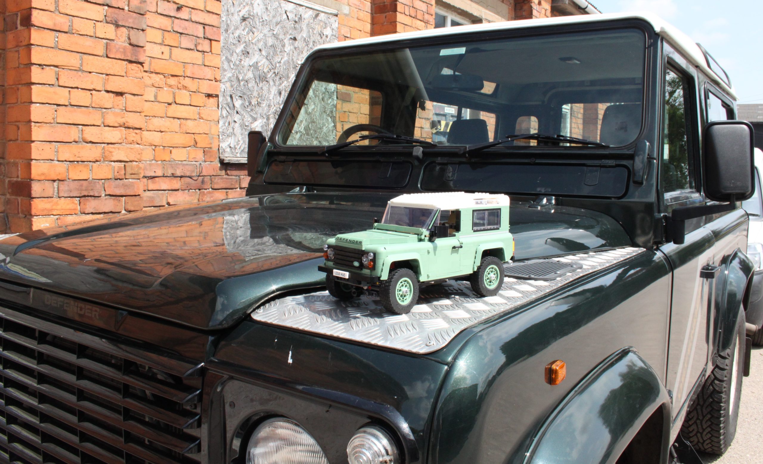 LEGO ICONS 10317 LAND ROVER CLASSIC DEFENDER 90 review outside 11 scaled