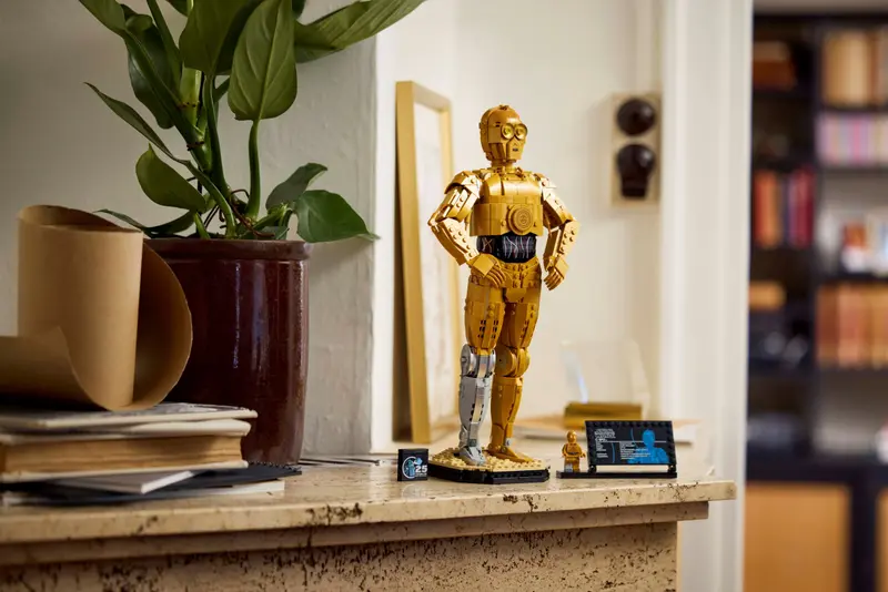 LEGO Star Wars 75398 C 3PO Lifestyle 3