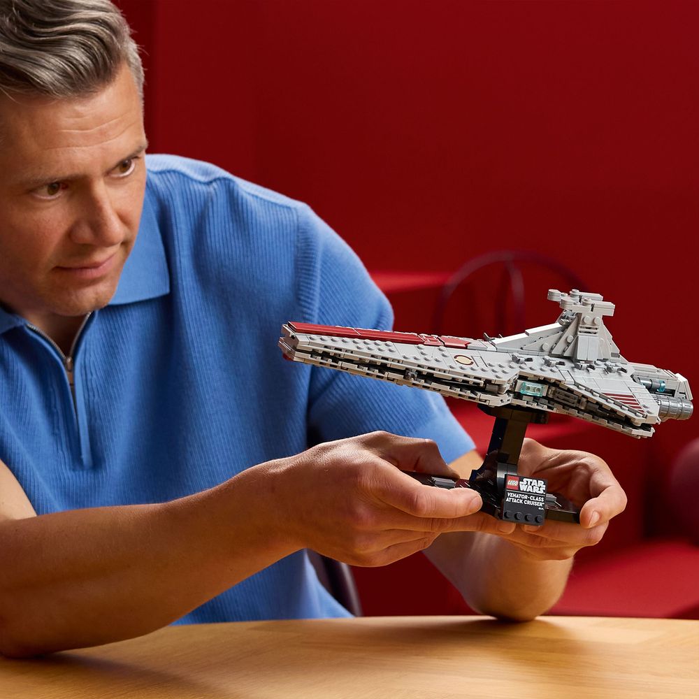 LEGO Star Wars 75441 Venator Class Attack Cruiser 8
