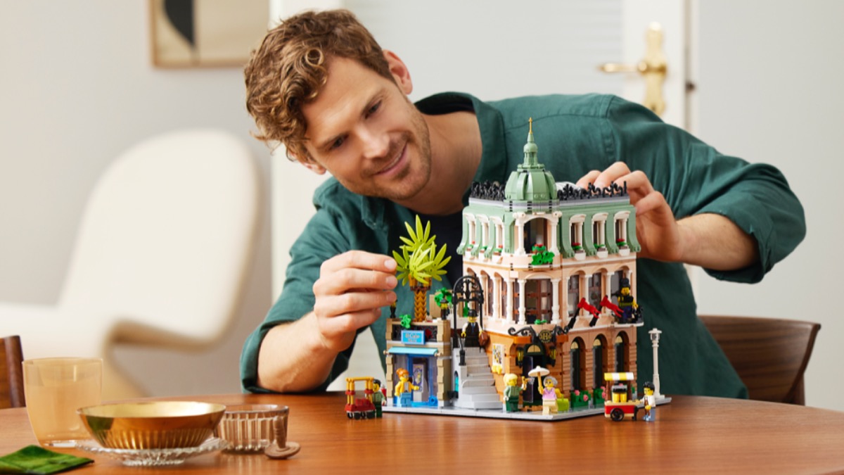 LEGO for Adults 10297 Boutique Hotel 40