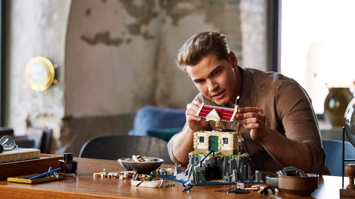 The designers went ‘all out’ with LEGO Ideas 21335 Motorised Lighthouse