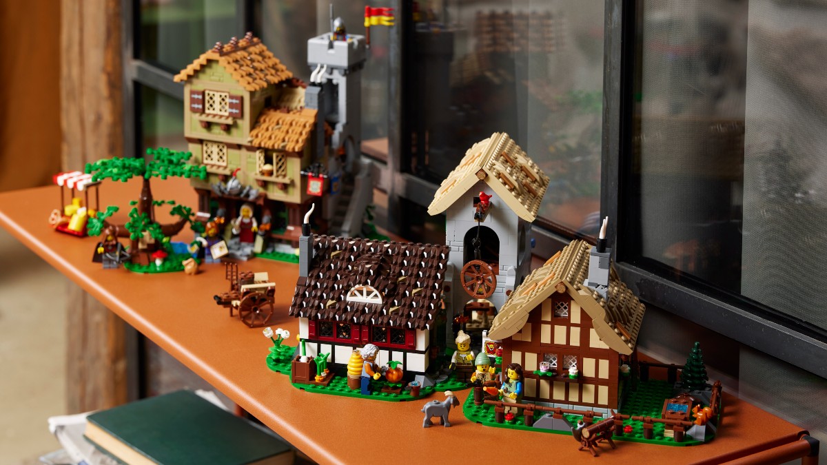 LEGO 10332 Medieval Town Square leaves LEGO Castle fans wanting more
