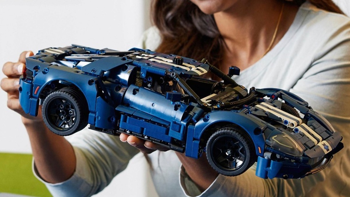 LEGO Technic 42154 2022 Ford GT’s colour scheme almost wasn’t feasible