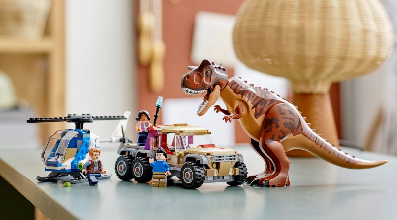 Who are the minifigures in the LEGO Jurassic World 2021 sets?