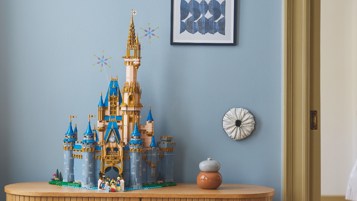 LEGO Disney 43222 Disney Castle impresses in first reviews 