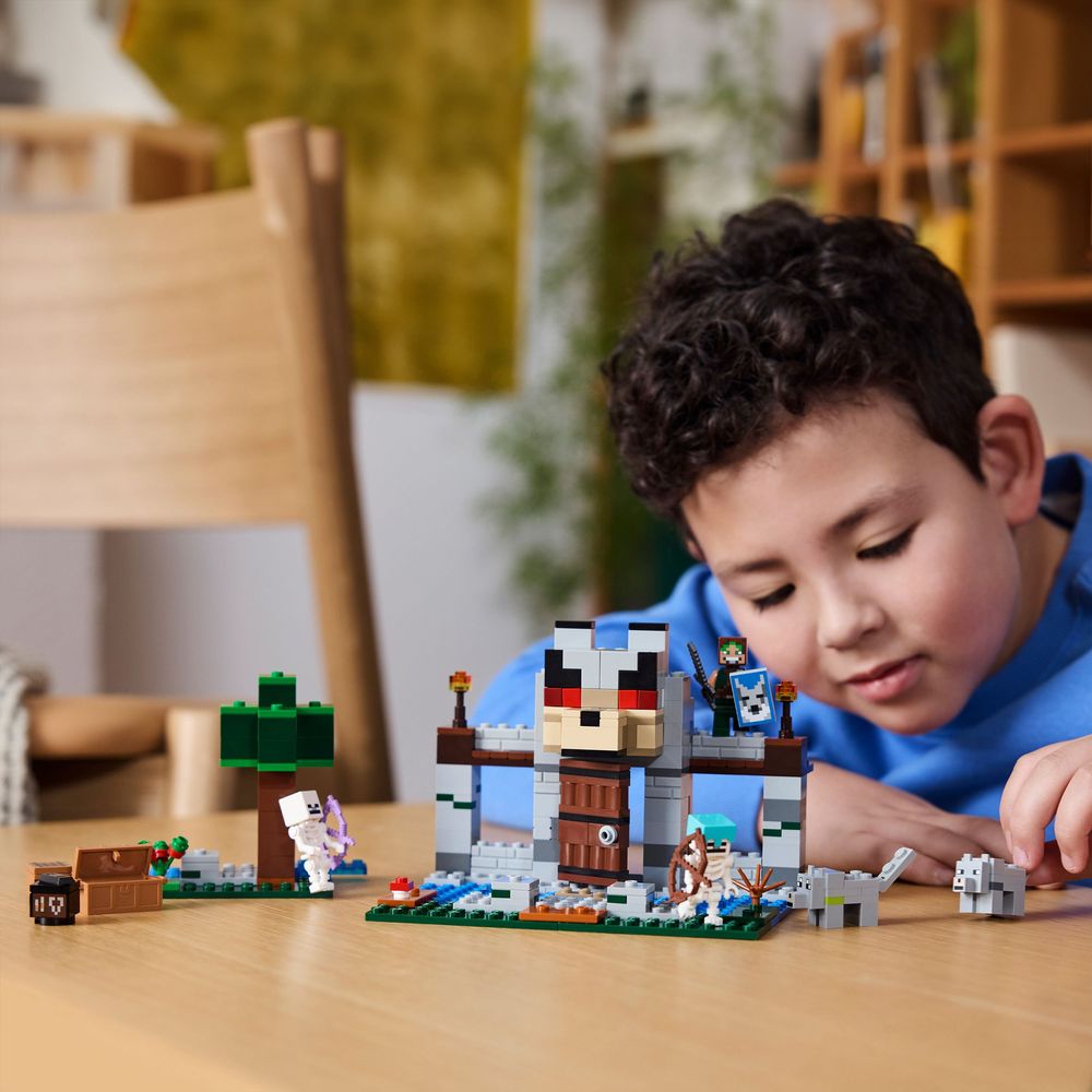 LEGO Minecraft 21261 The Wolf Stronghold 6
