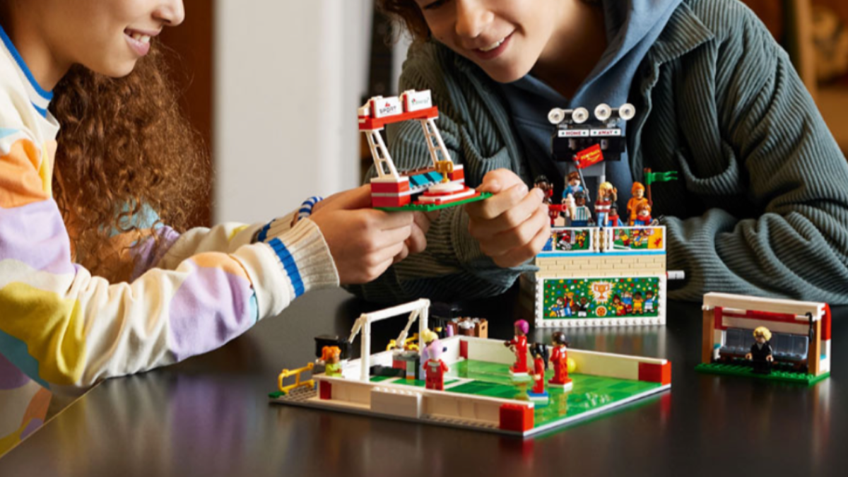 LEGO Football 40634 Icons of Play includes an appropriate play feature