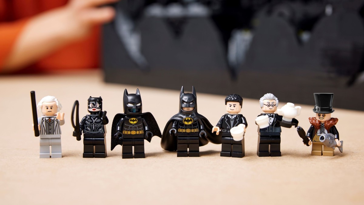 LEGO 76252 Batcave – Shadow Box’s minifigures are missing something