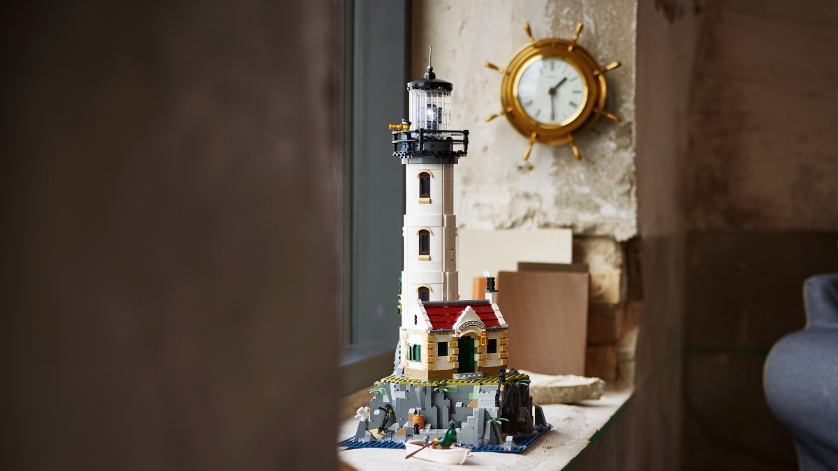 LEGO Ideas 21335 Motorised Lighthouse lifestyle 2 featured
