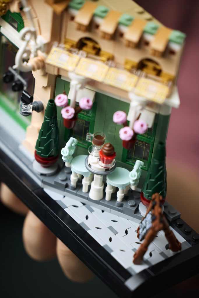 LEGO Icons 10362 French Cafe 10 683x1024