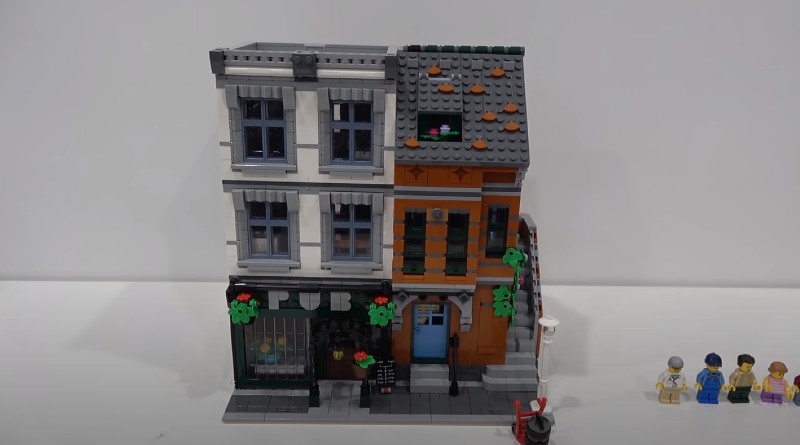 Take a trip to the pub in LEGO Creator Expert 10264 Corner Garage