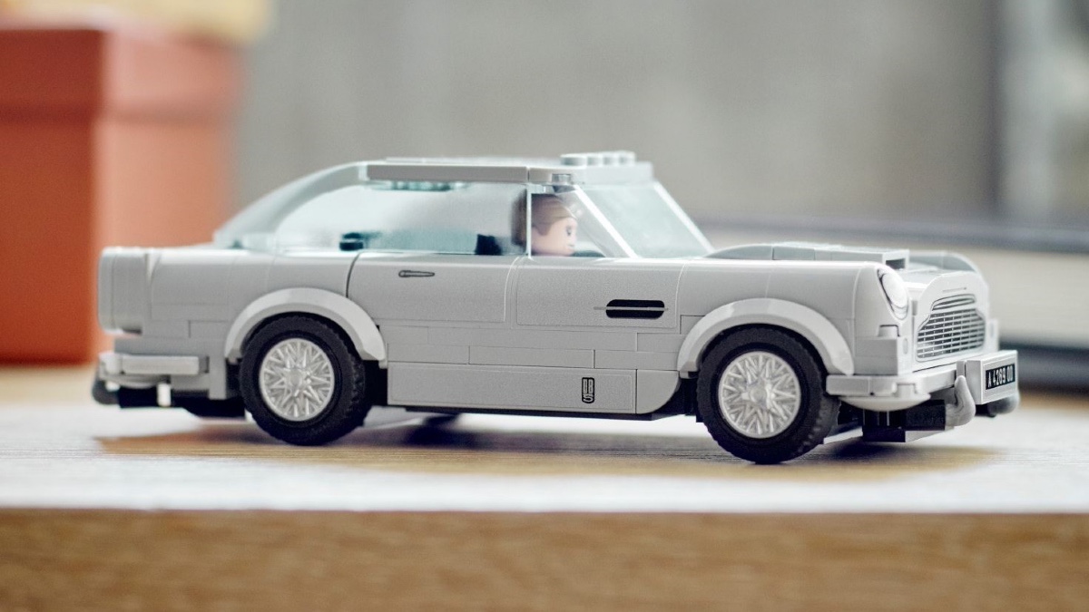 The new LEGO James Bond minifigure is perfect for Star Wars too