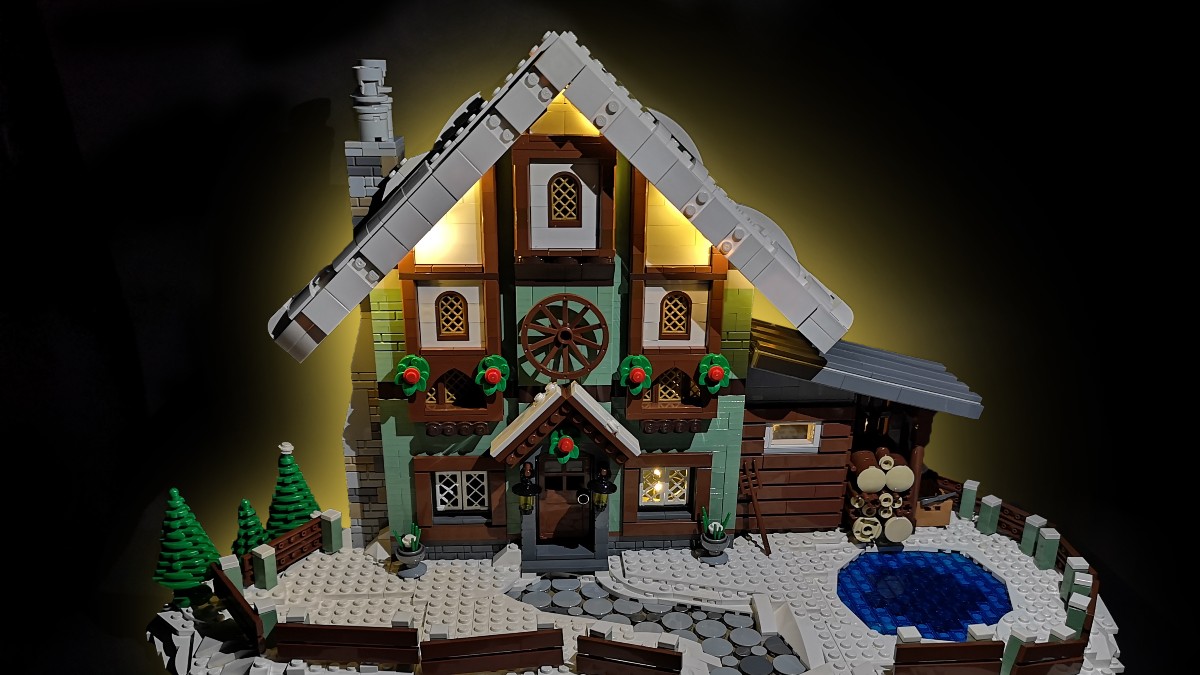 Brick Pic of the Day: Winter Cottage